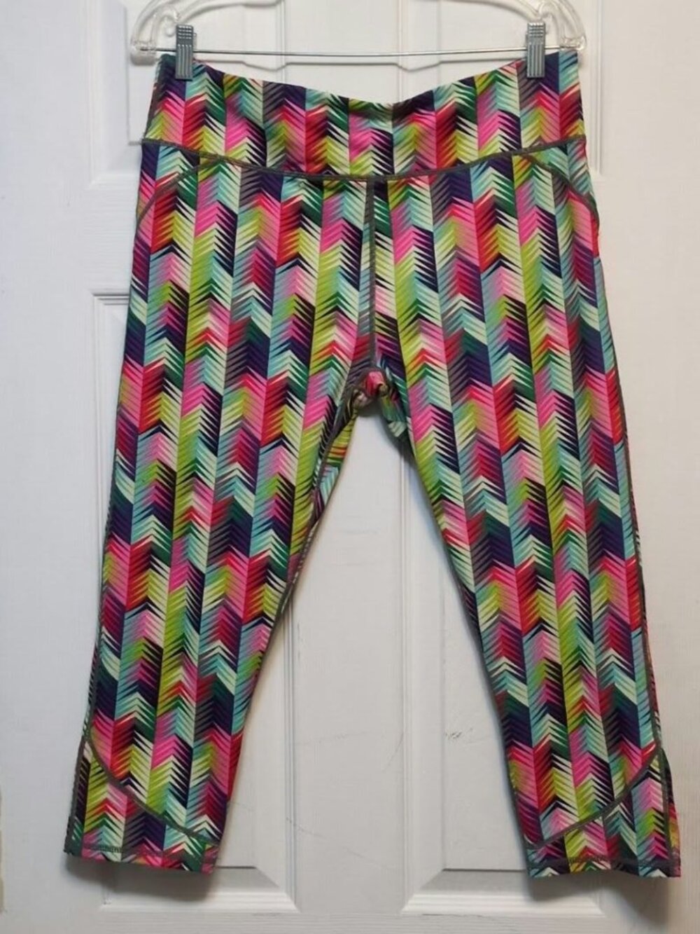 Fabletics Powerhold Lima Capri Leggings L Large Multicolor Rainbow Chevron Yoga